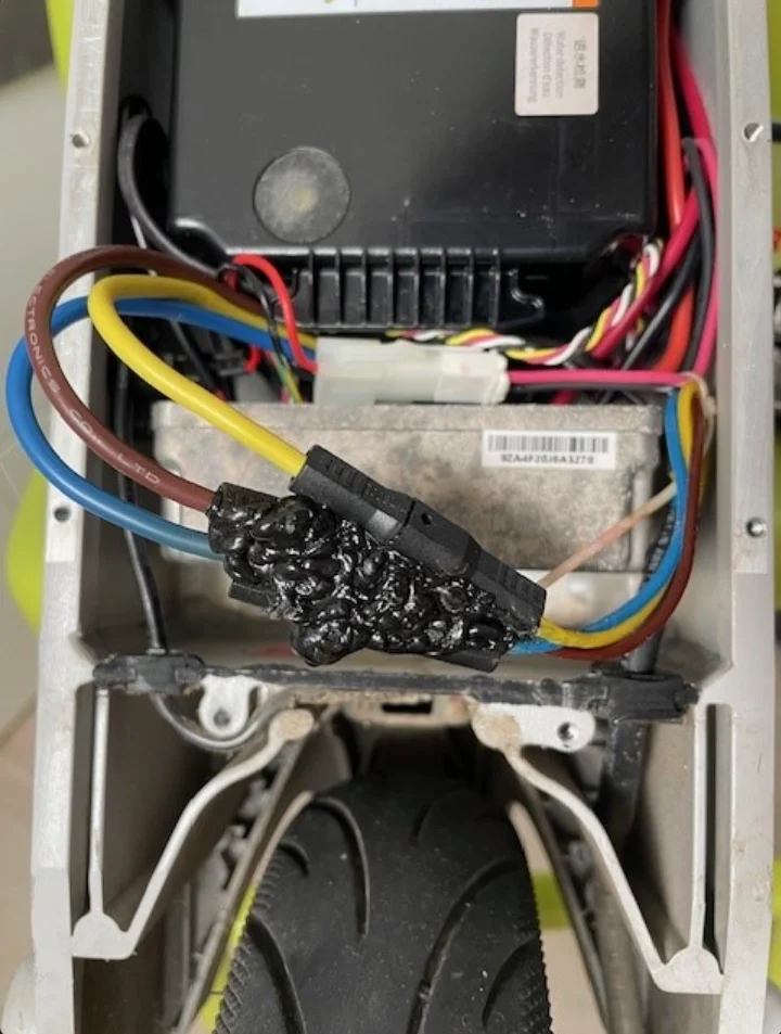 Geschmolzene Motorphasenstecker Ninebot Max G30D.webp