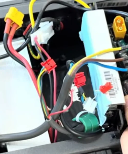 Ninebot_G2-Controller_Stecker_1-2.webp